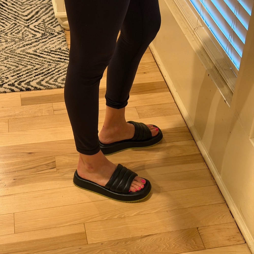 P448 Women’s Fergie Slides in Black size 6! - Picture 3 of 6